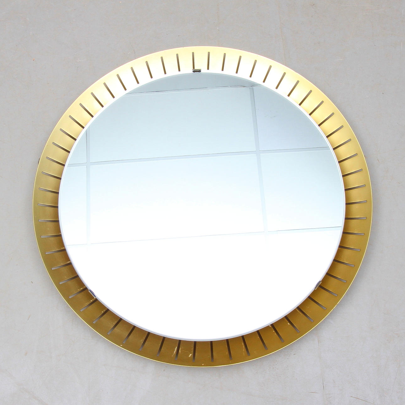 VÄGGSPEGEL, med belysning, från frisörsalong, 1900-talets andra hälft.