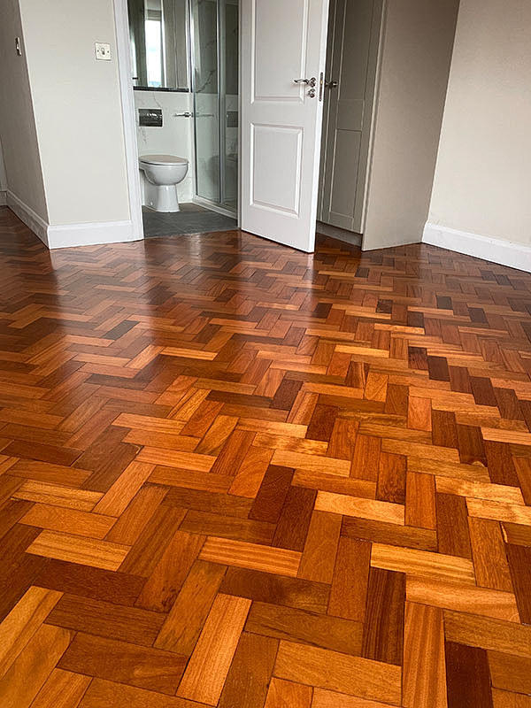 PARQUET, caoba maciza sin tratar, total 129,60 m2.