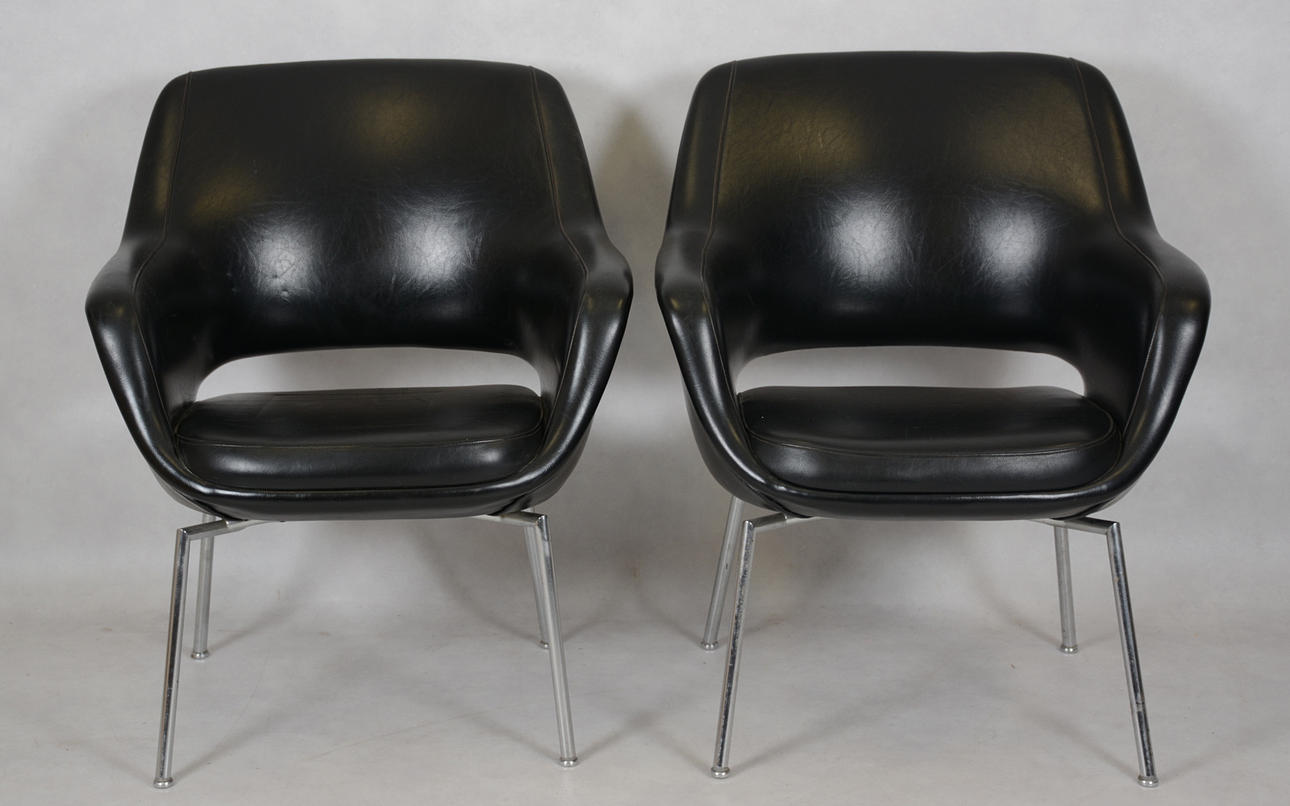 OLLI  MANNERMAA. FÅTÖLJER, 1-par för Finnart ab, Helsingfors, 1900-talets andra hälft.