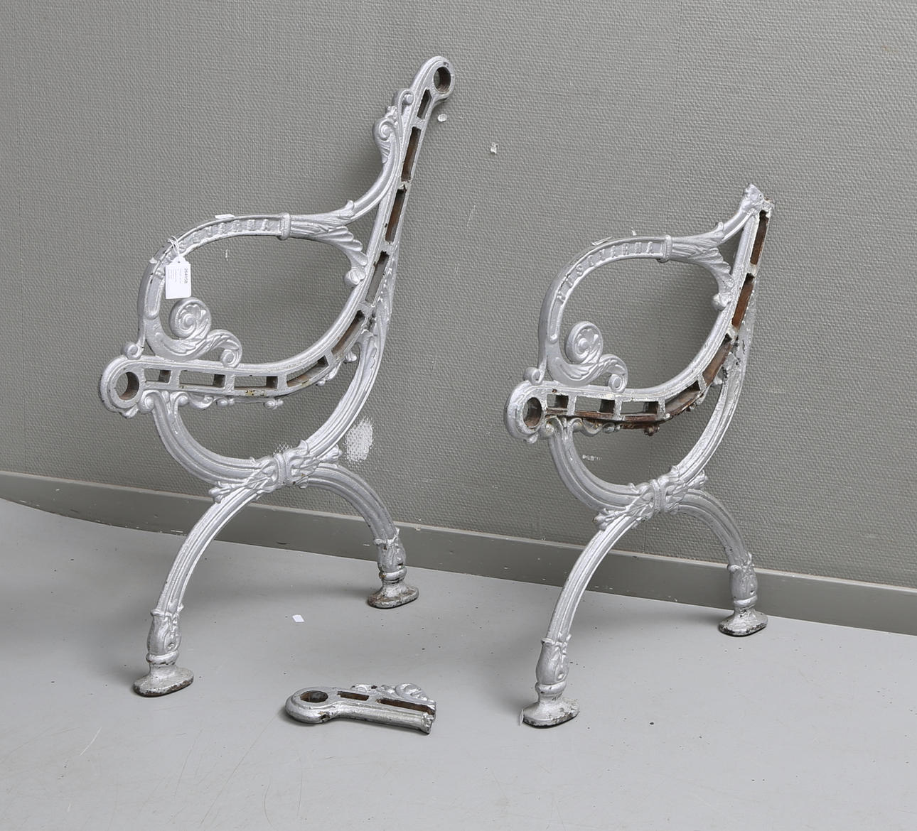 GAVLAR, ett par, för trädgårdssoffa, Husqvarna, 1900-talets första hälft.