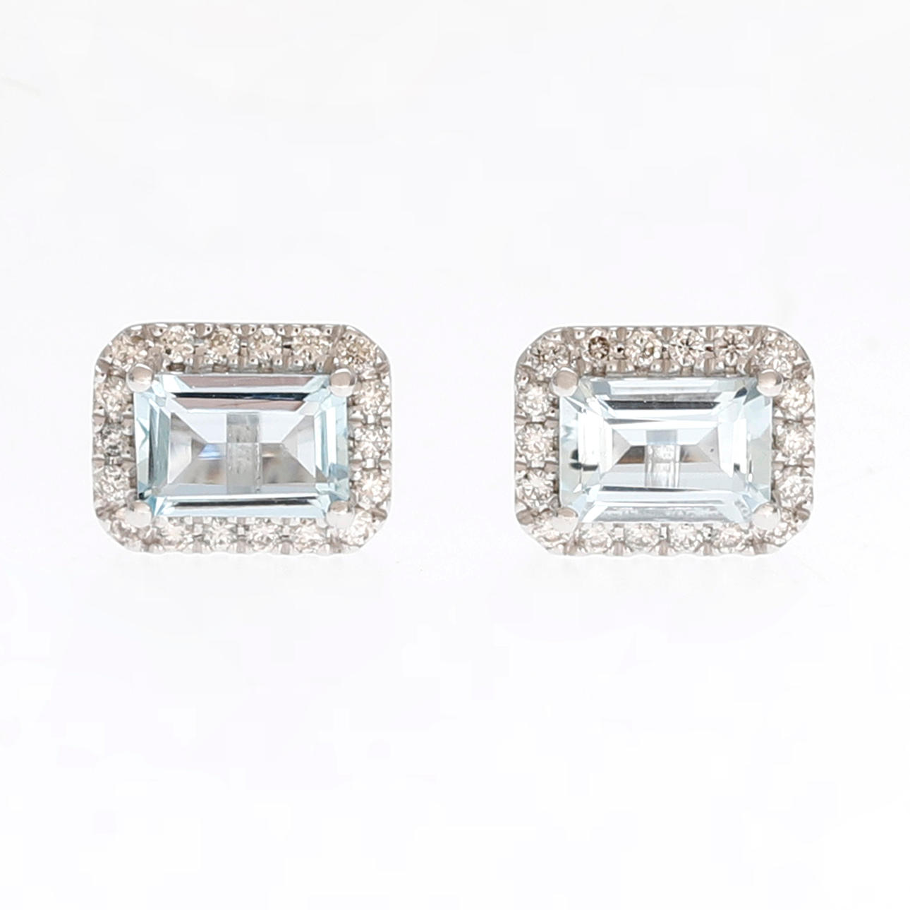 Aquamarines and diamonds earrings.