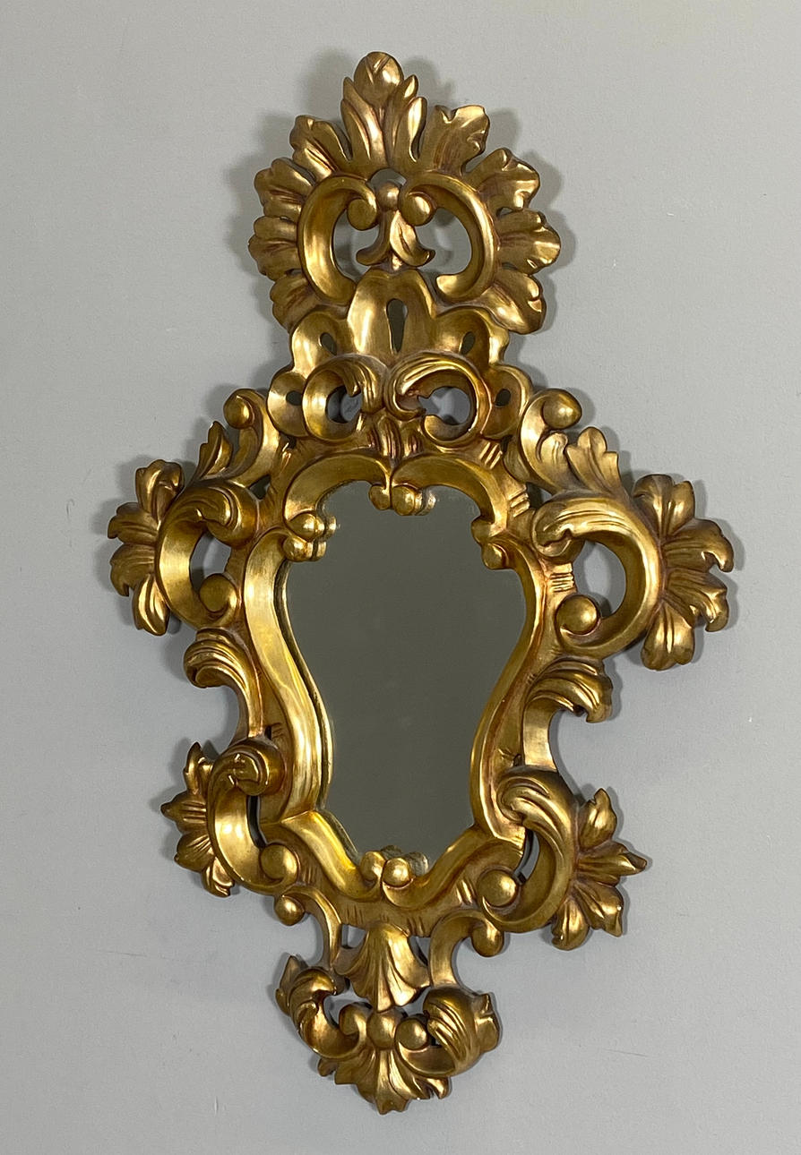 FÜLLHORN AUS GESCHNITZTEM, VERGOLDETEM HOLZ.