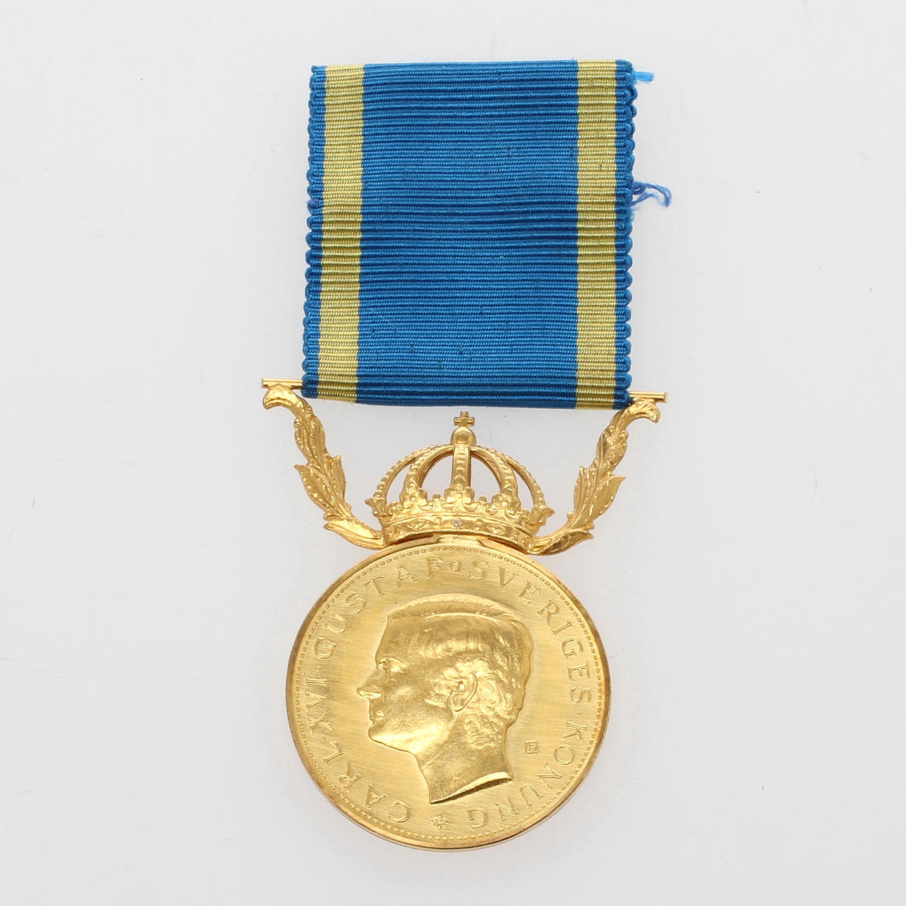 MEDALJ, 23 k guld, Carl XVI Gustaf, 1976, vikt ca 15 gram inkl band.