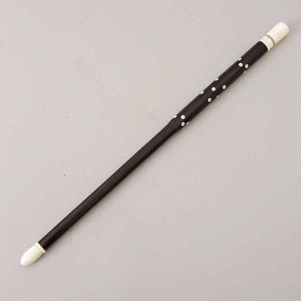 KOMANDOSTAV, ebenholtz med pärlemo/ben-inläggningar.