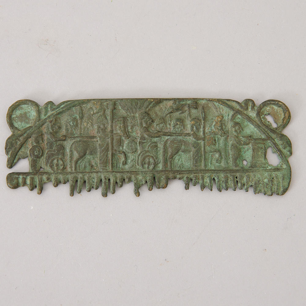 KAM, brons, romersk, motiv med hästvagnar.