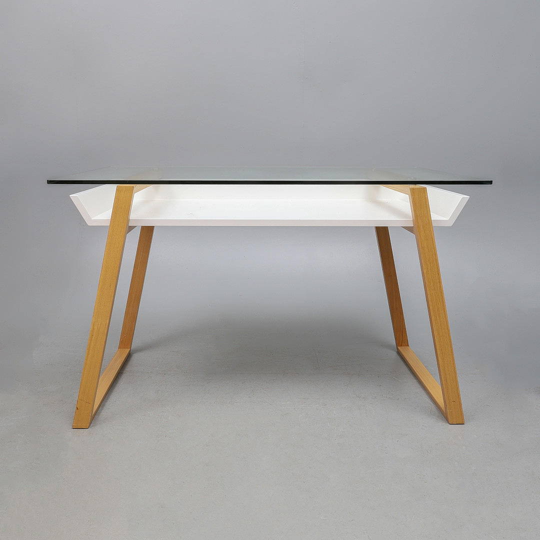 ETT MODERNT SKRIVBORD.