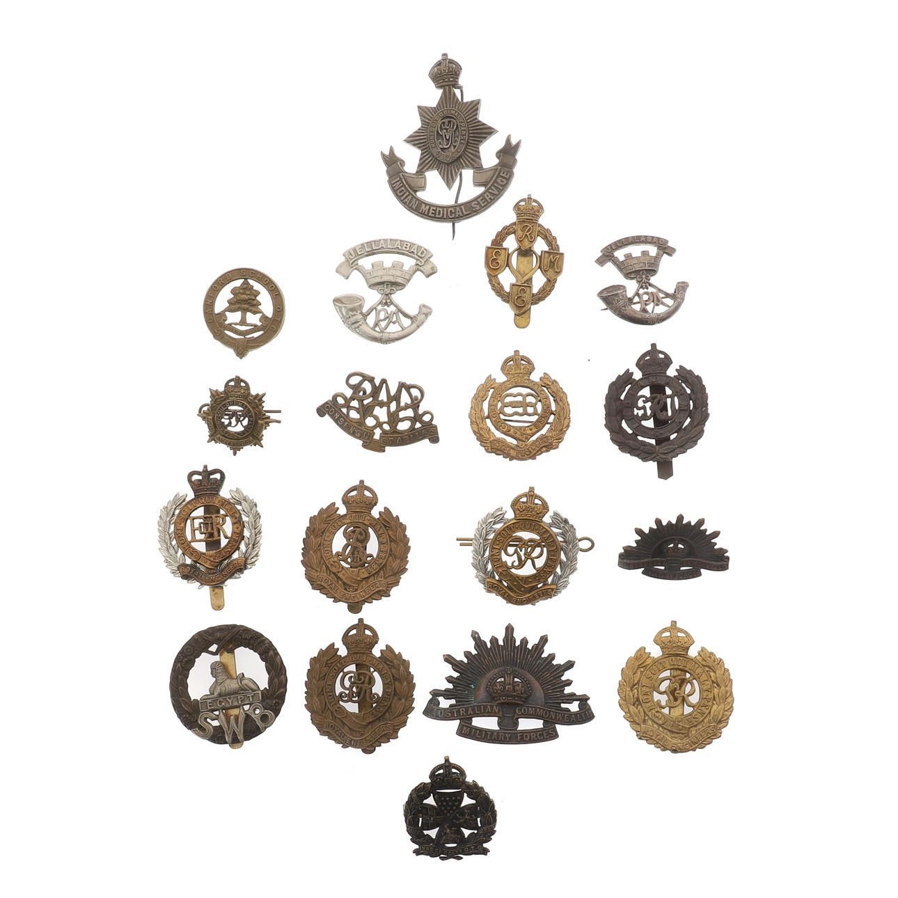 EN SAMLING AV ARTON BRITTISKA OCH COMMONWEALTH CAP-MÄRKEN.