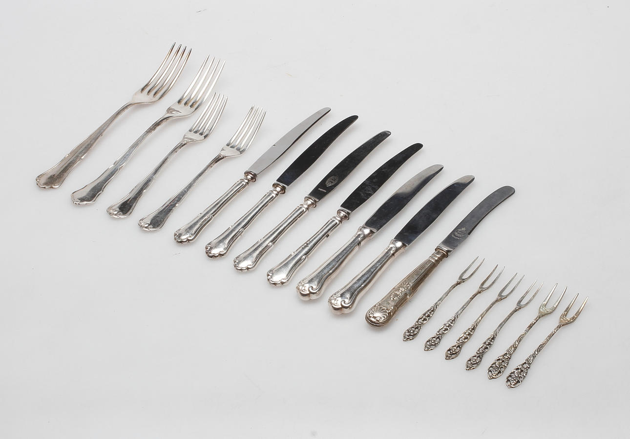 FRUKTKNIVAR, GAFFLAR, silver, total vikt ca. 381 gram.