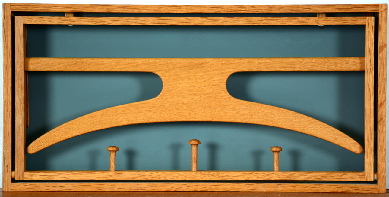 KLÄDHÄNGARE, Adam Hoff, Poul Östergaard, Virum Möbelsnedkeri.