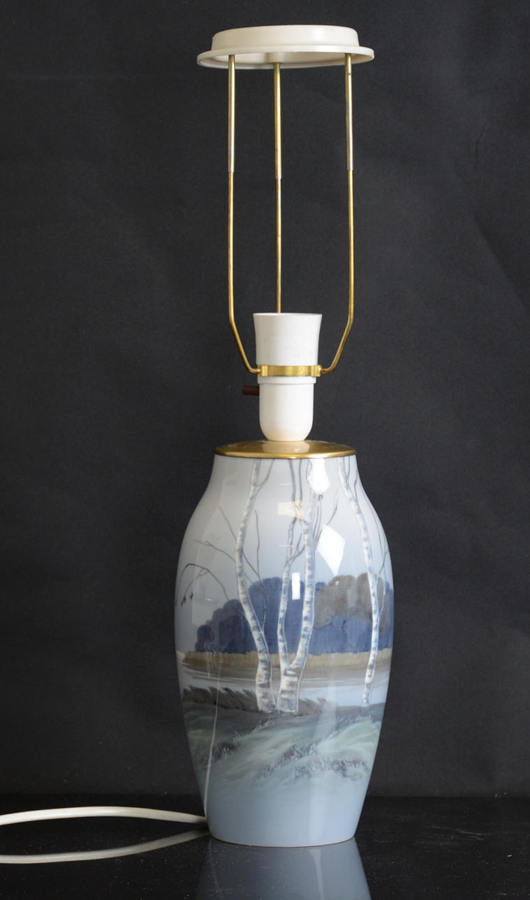 BORDSLAMPA i porslin. Bing och Gröndal, Copenhagen, Denmark.