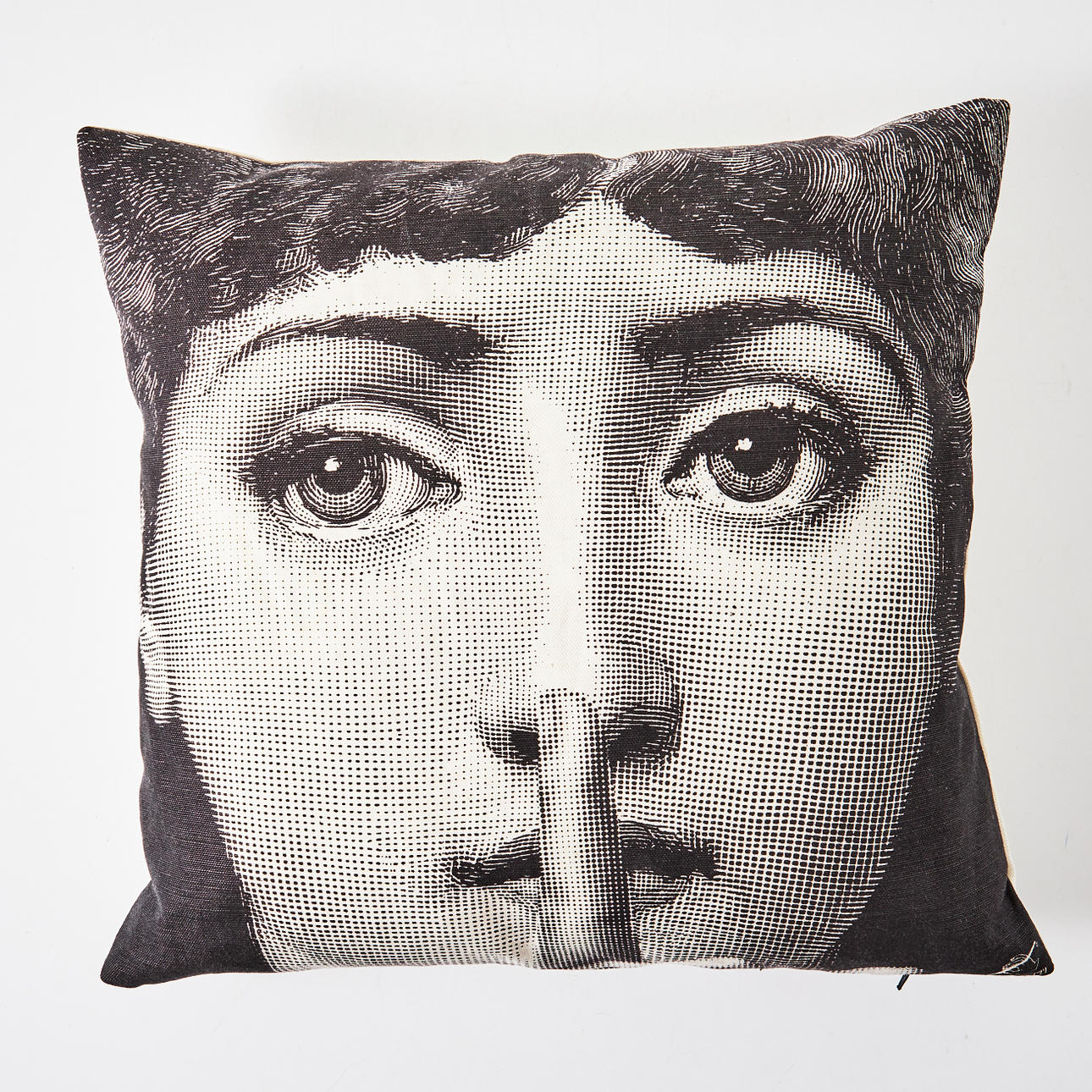PIERO FORNASETTI, "Silenzio", cojín, algodón.