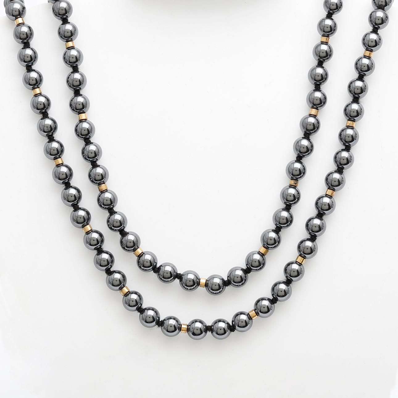 Tvåradigt halsband av hematit pärlor.