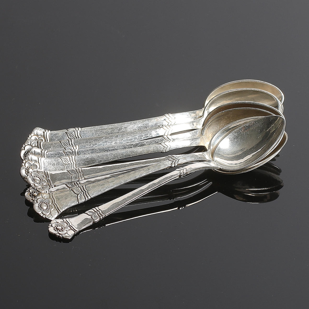 KAFFESKEDAR, 10 st, silver, Jugend, C.G. Hallberg. 1900-talets första kvartal. Vikt 112 gram.