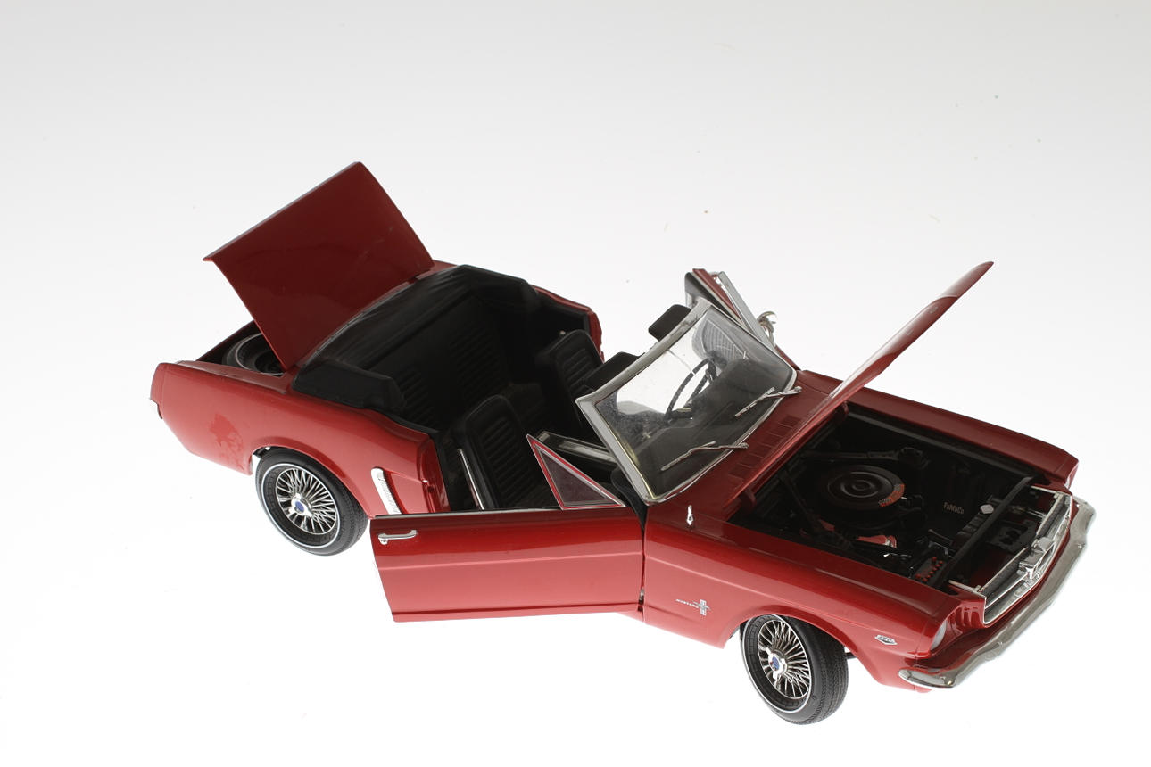 MODELLBIL ERTL, röd FORD MUSTANG metall och plast.