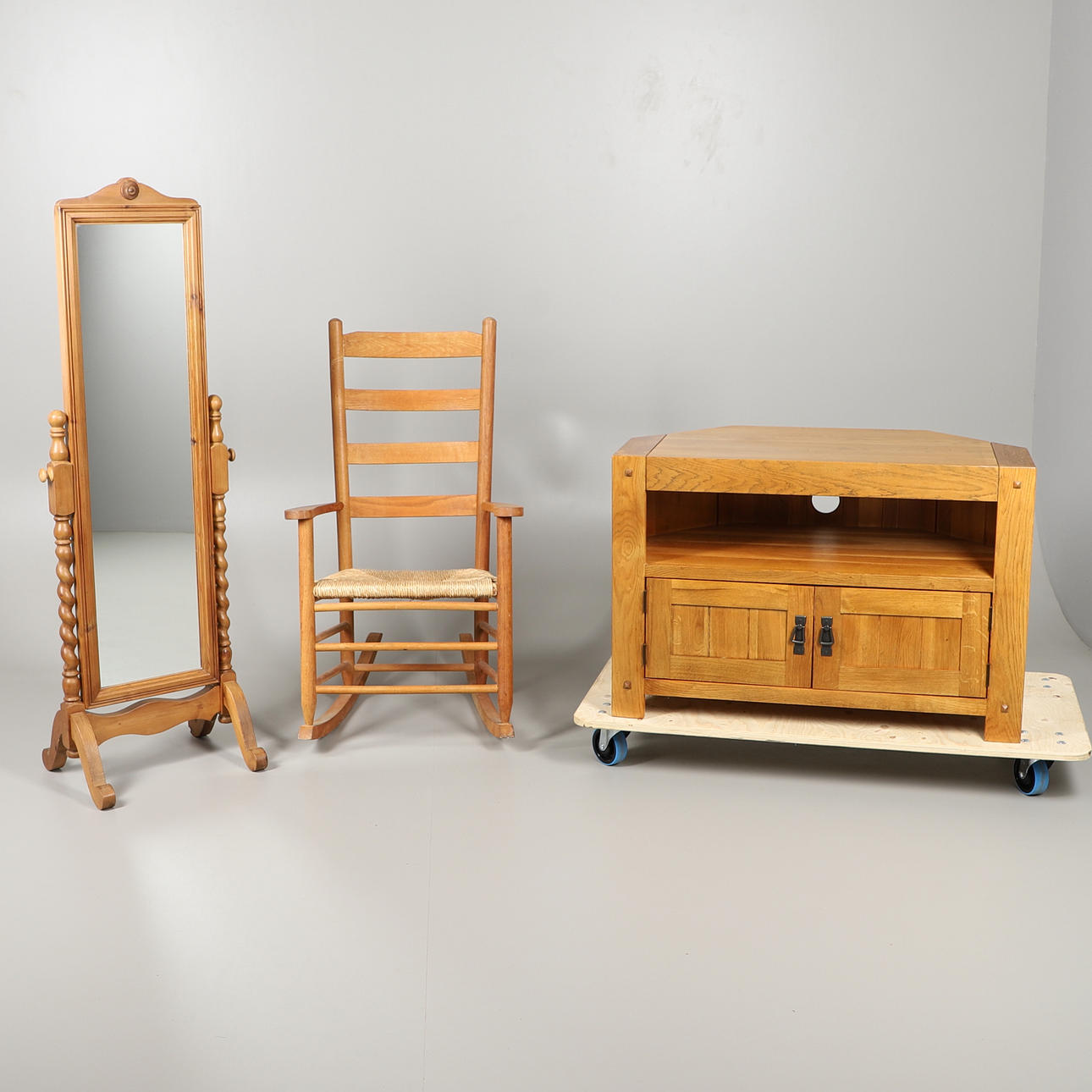 ET MODERNE TV-HJØRNESTAND I EGEEG, CHEVAL SPEJL OG GYNGESTOL.