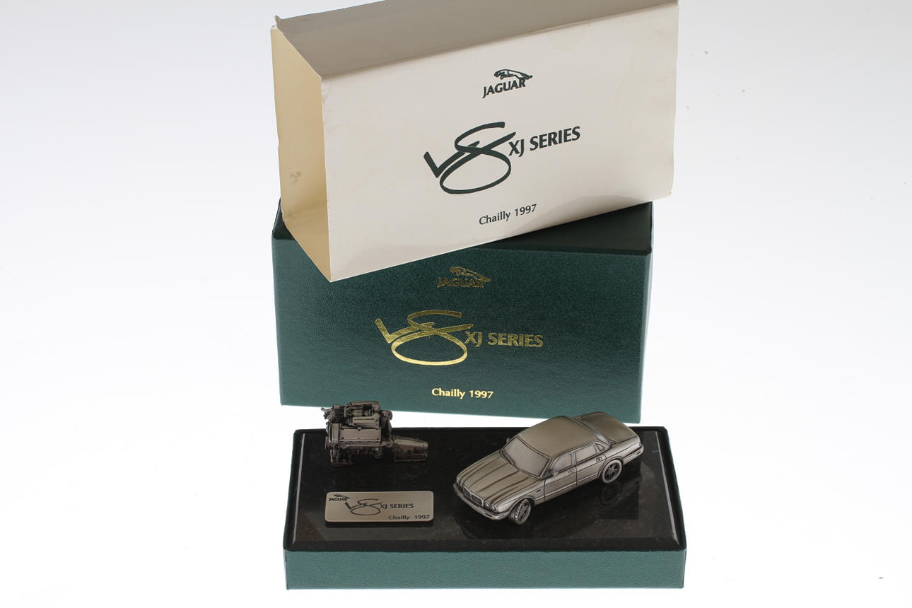 MODELLBIL JAGUAR XJ med V8-motor monterade på stenskiva i originalkartong.