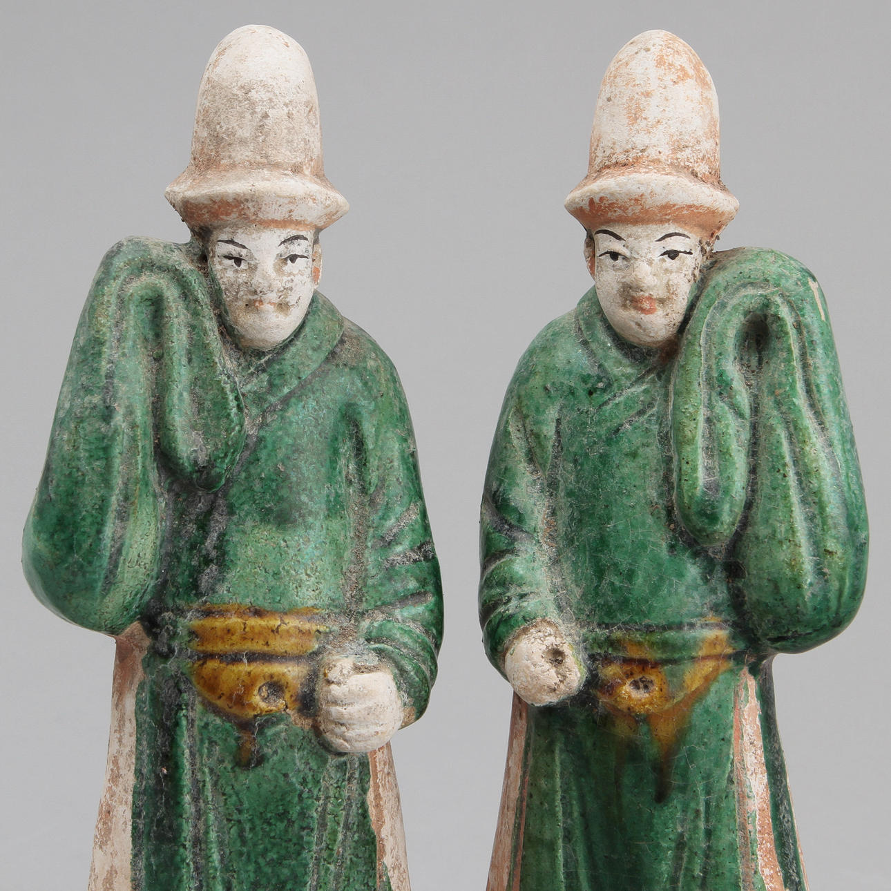 FIGURER, 2 st, lergods, Kina, sannolikt Mingdynastin.