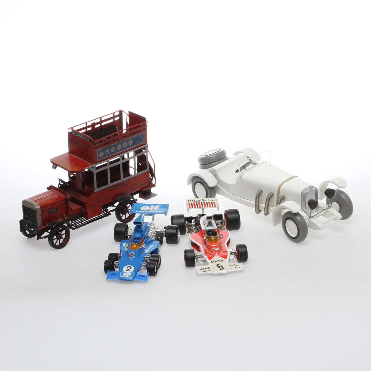 TRÄBIL Mercedes Vilac France, Buss i plåt och 2 plastbilar varav en CORGI.