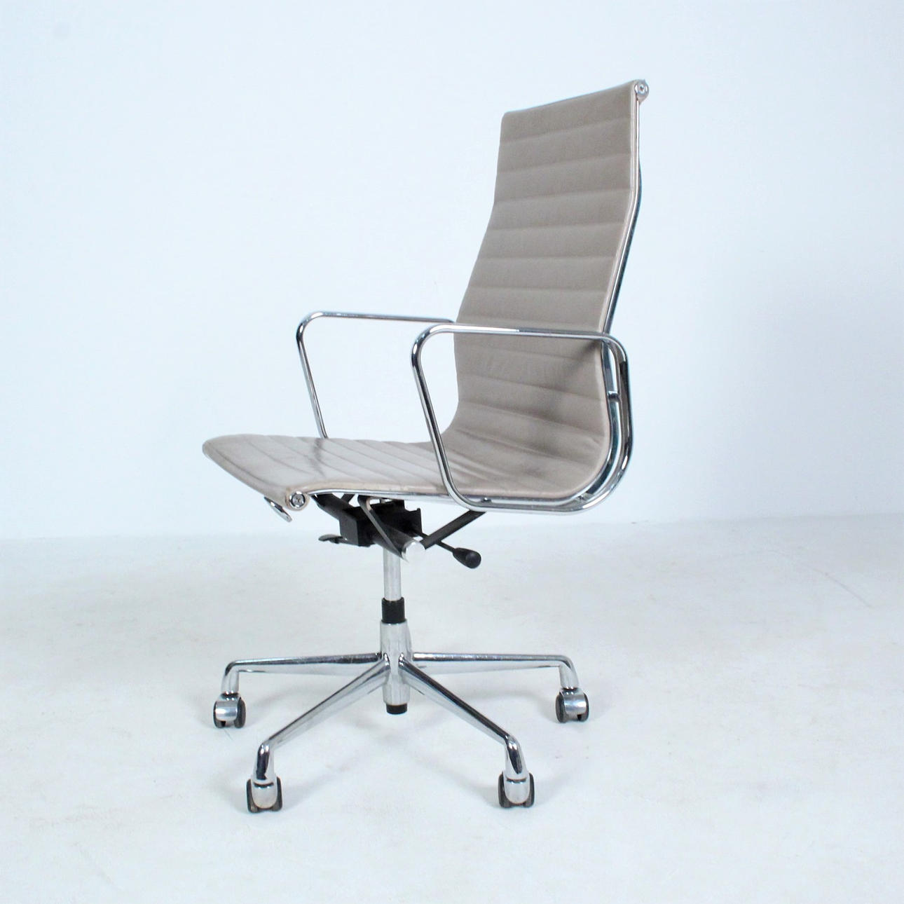 CHARLES & RAY EAMES. til Vitra - Aluminiumsstol EA 119.