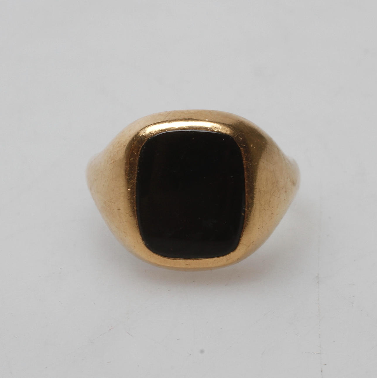 KLACKRING med STEN, 18k guld, total vikt ca. 6,2 gram.