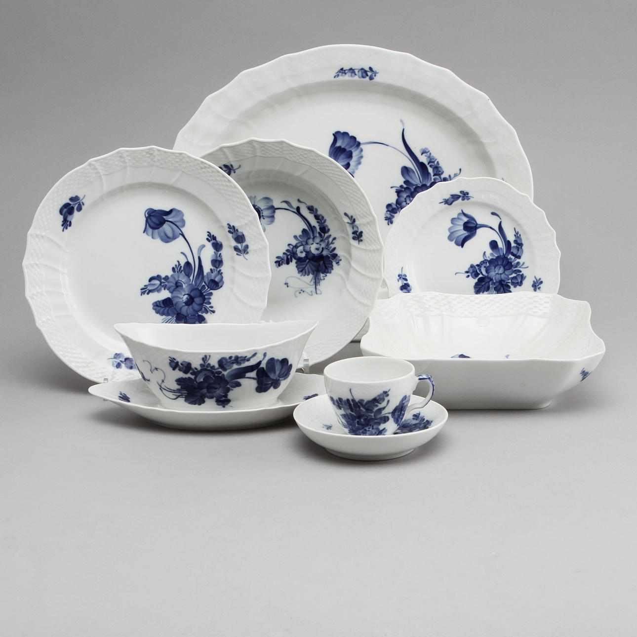 SERVISDELAR, 24 st, porslin, "blå blomst", Royal Copenhagen.
