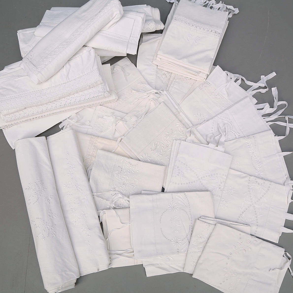 ÖVERLAKAN 12 st, ÖRNGOTT 24 st, broderade, med spets, bomull/linne.