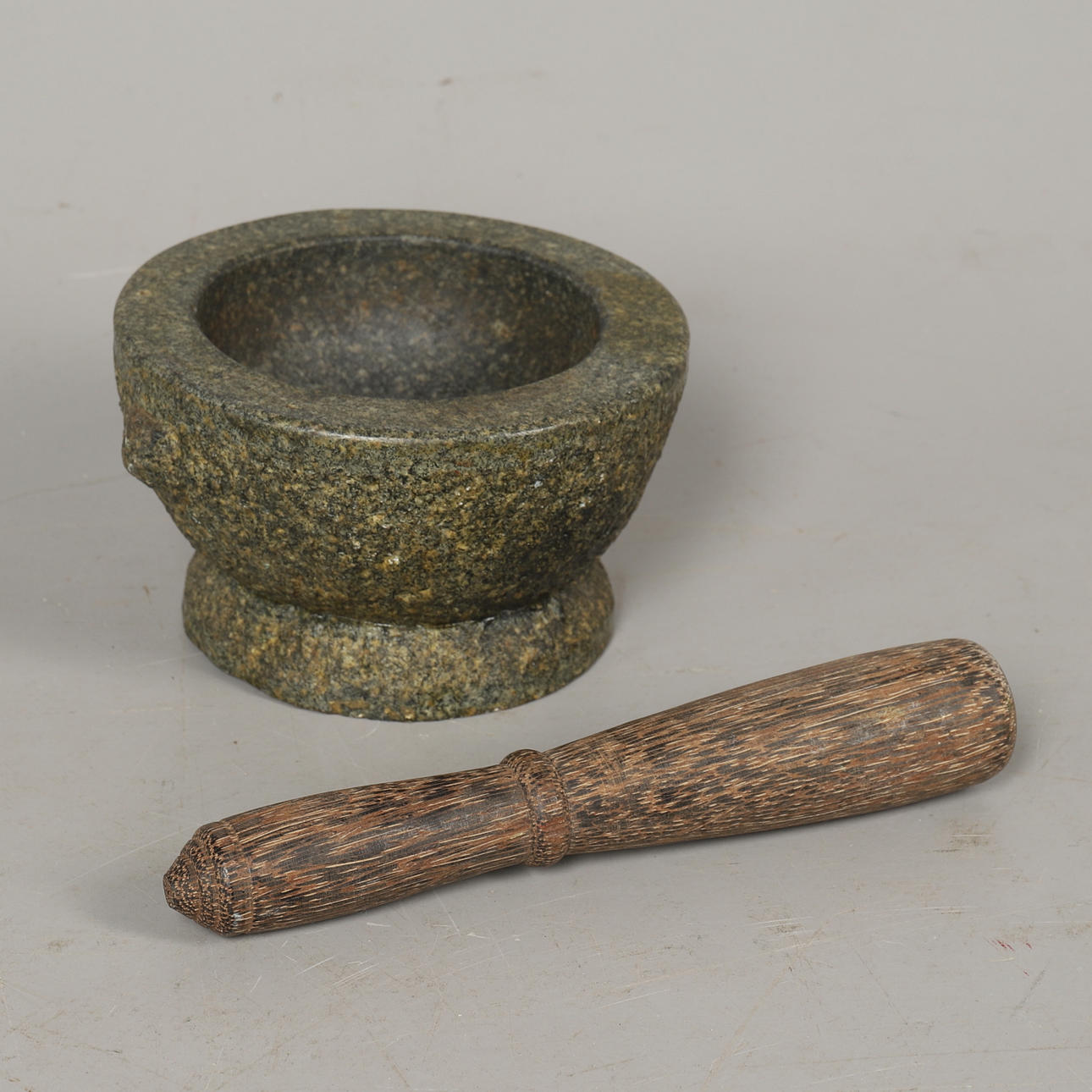 A 20TH CENTURY PESTLE & MORTAR.