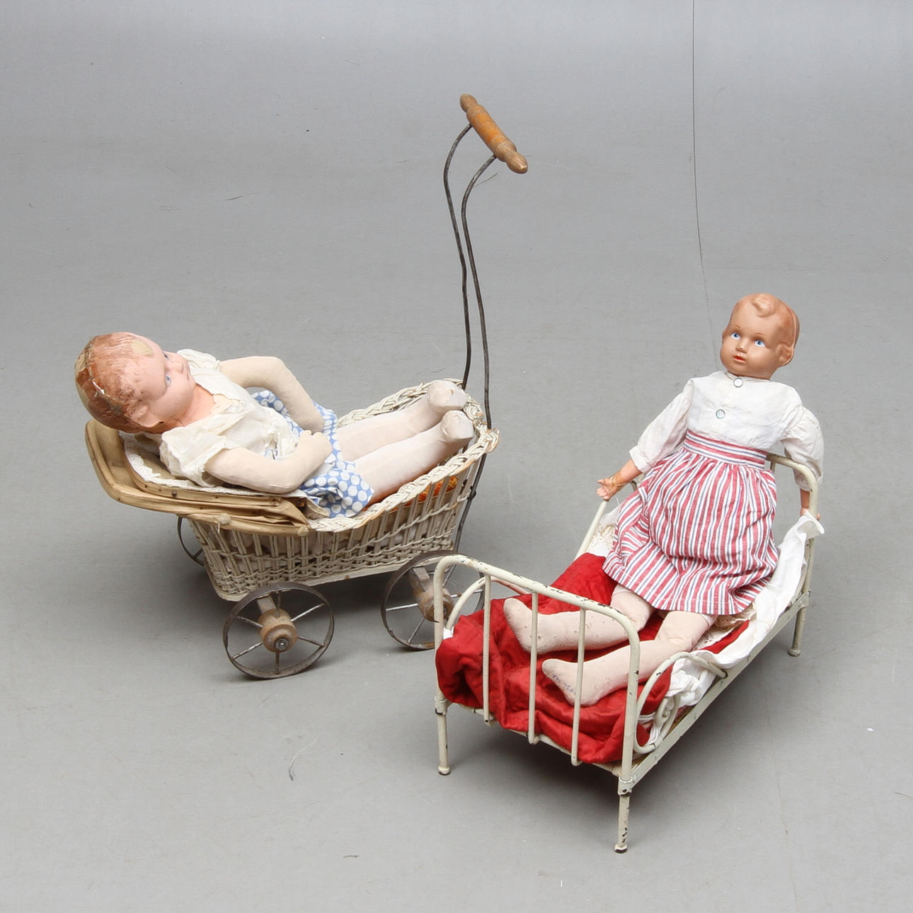 DOCKSÄNG och DOCKVAGN med 2 äldre dockor.