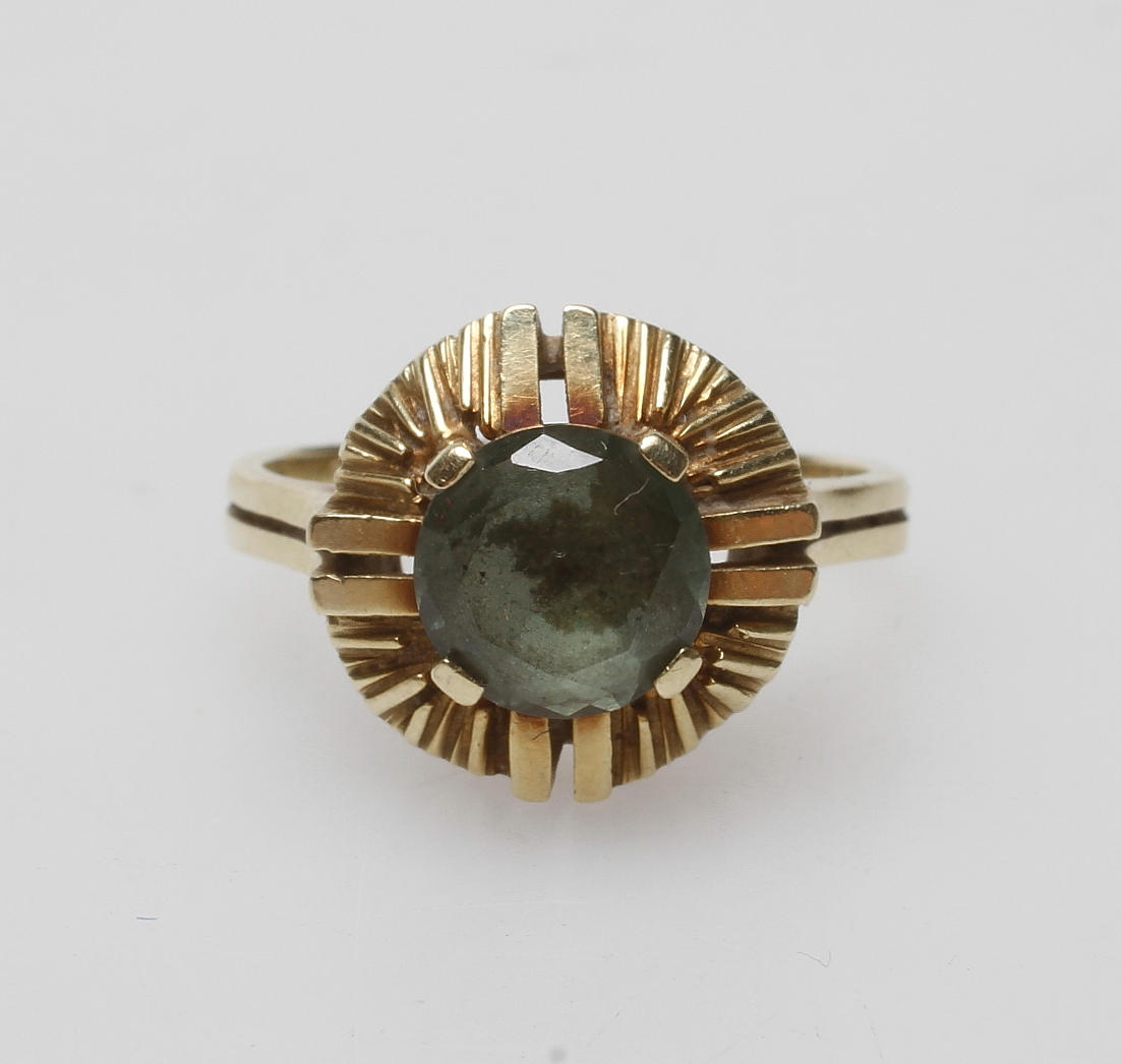 RING, 14k guld med sten, total vikt 4,7 gram.