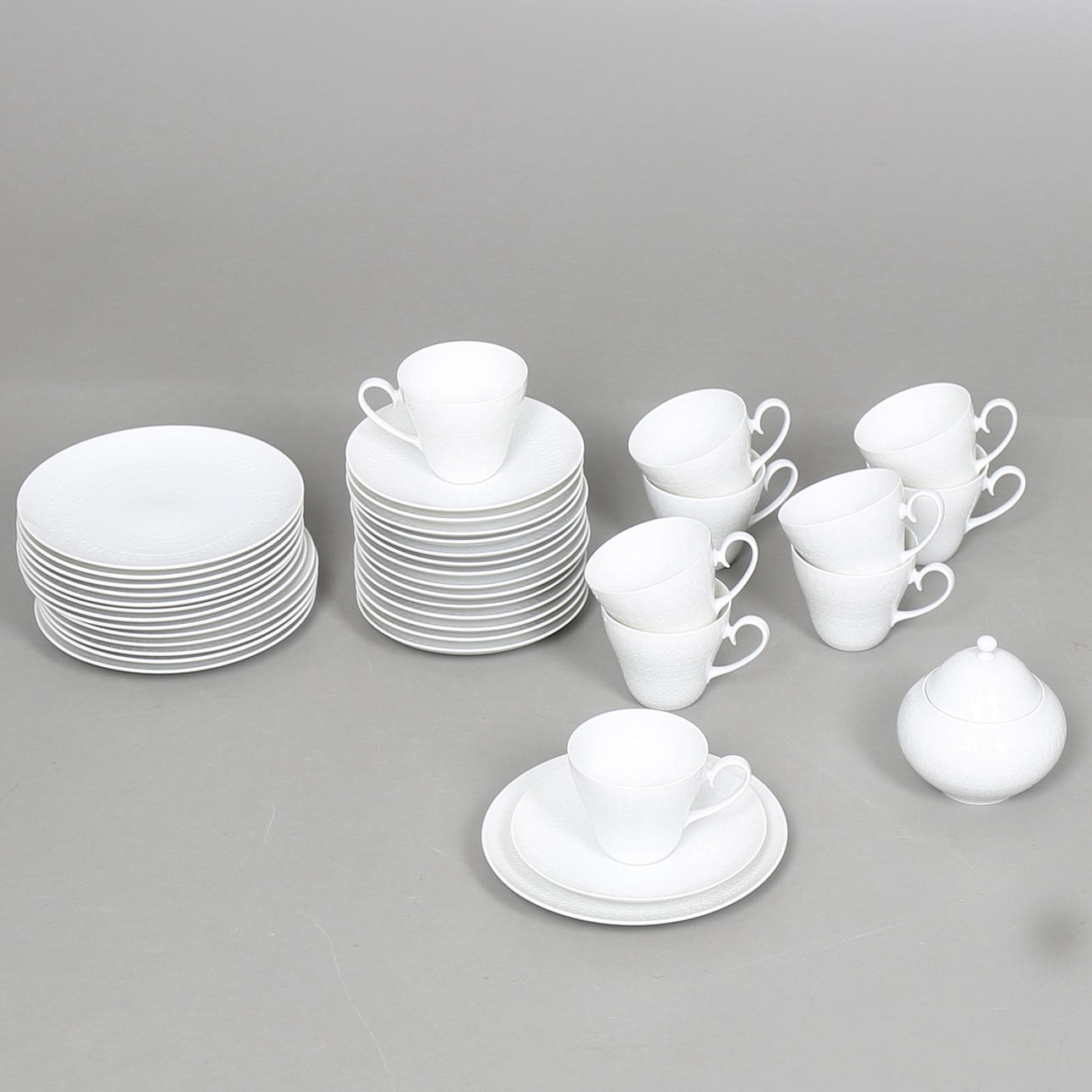 KAFFESERVIS i porslin, 40 delar, "Romance" Björn Wiinblad, Rosenthal, Tyskland.