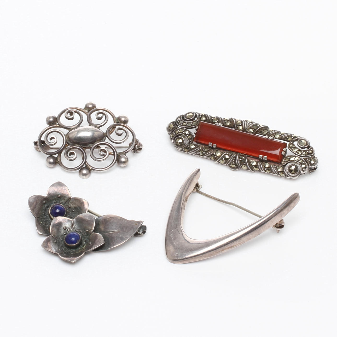 BROSCHER 4 st, bland annat Gertrud Engel.