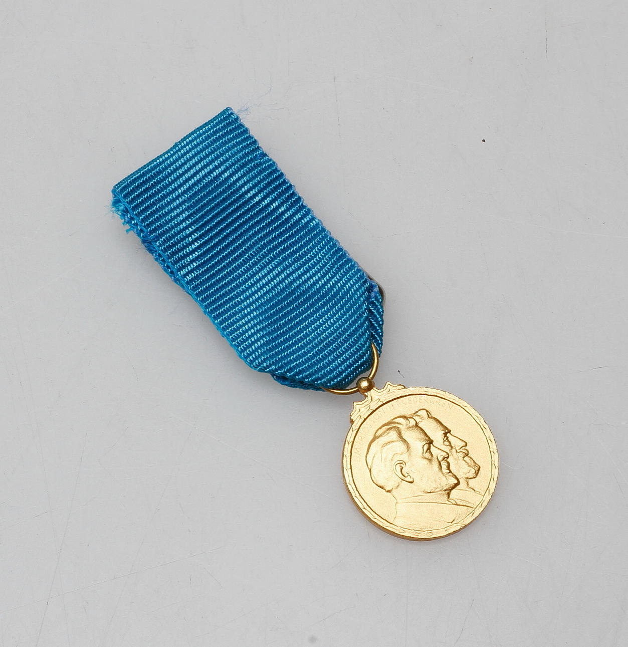 MEDALJ, 18k guld, Telefonaktiebolaget LM Ericson, total vikt med band ca. 5,1 gram.