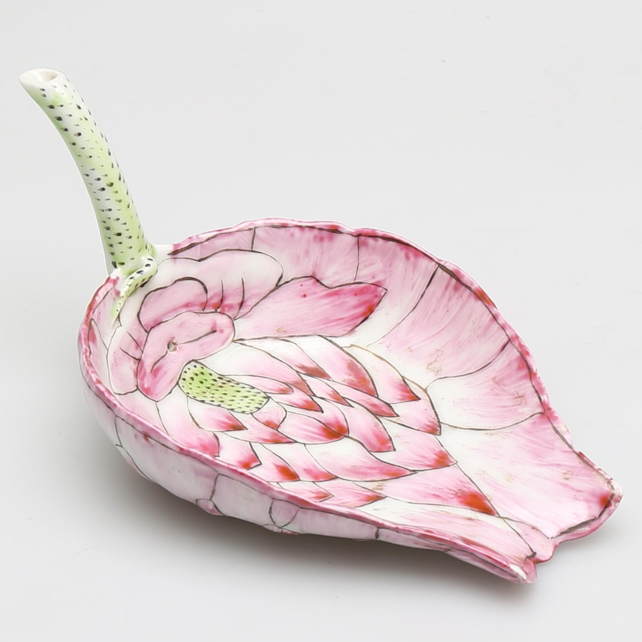 PENSELFAT i porslin, dekor av lotusblomma, Kina, 1900-tal.