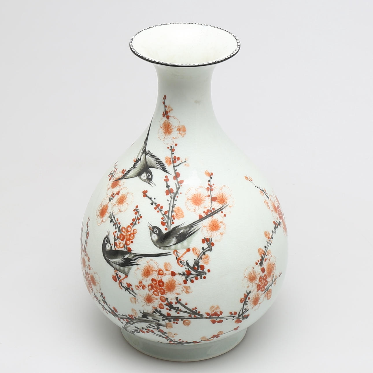 VAS i porslin, dekor av fåglar, Kina, 1900-talets andra hälft.
