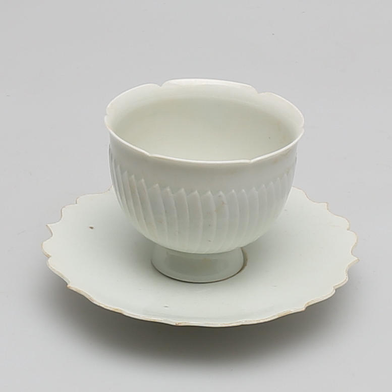 ALTARBÄGARE i porslin, Qingbai glasyr, Kina, 1700-tal.