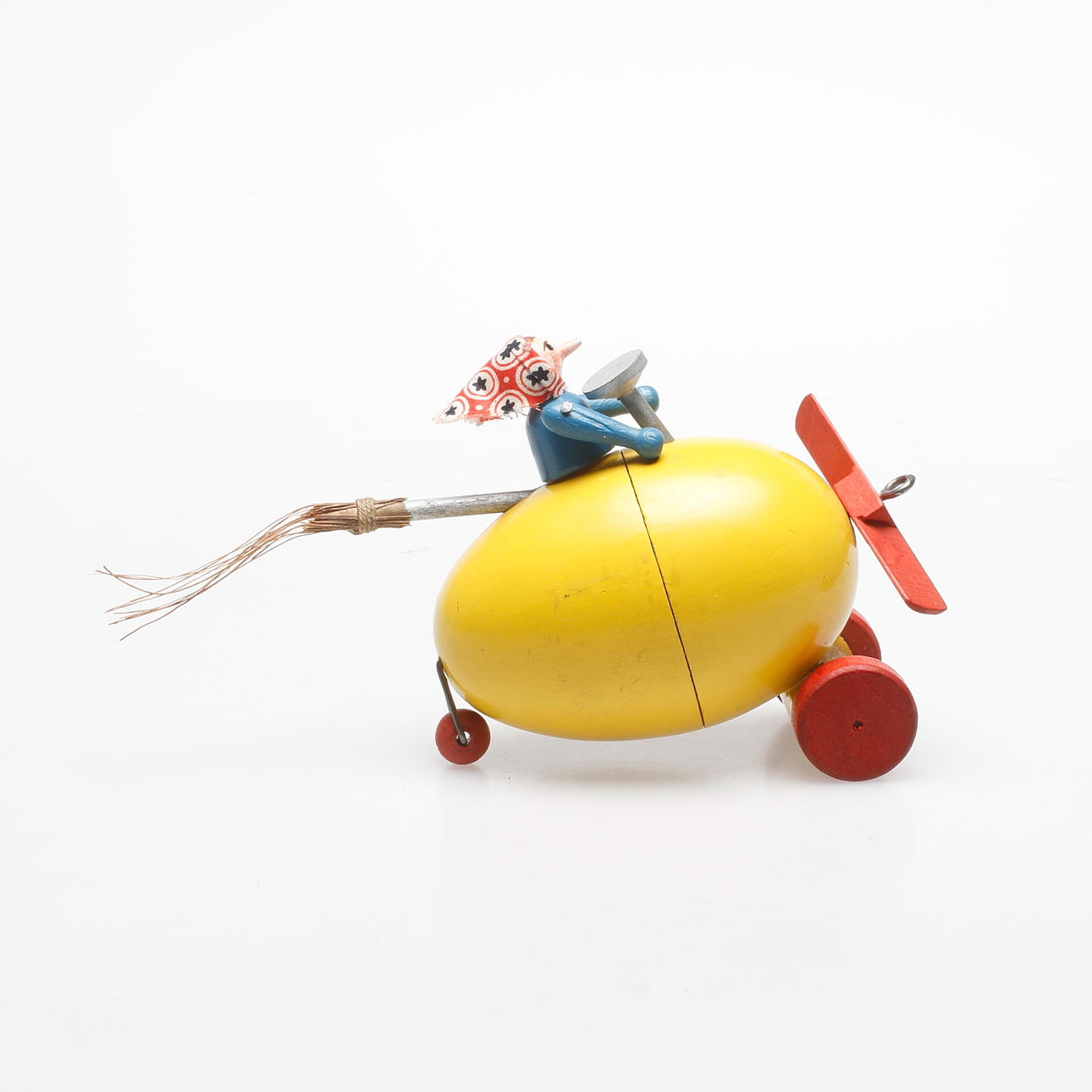 LEKSAK, trä. Påskkärring i flygplan, märkt Nordiska Kompaniet, 1900-talets mitt.