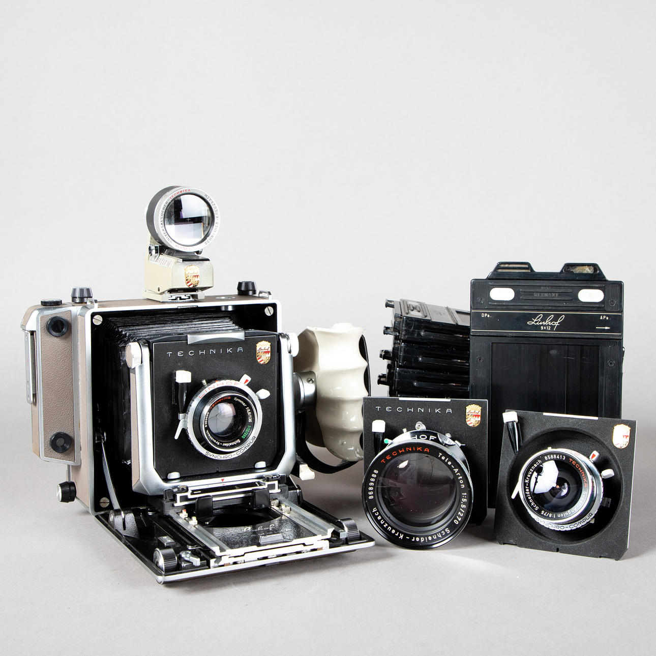 Linhof Technika V Laufbodenkamera mit drei Objektiven.