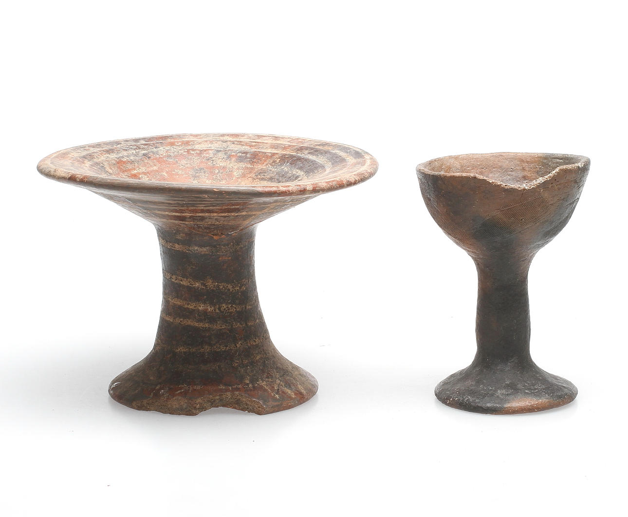 SKÅLAR PÅ FOT, 2 st, keramik, antika.
