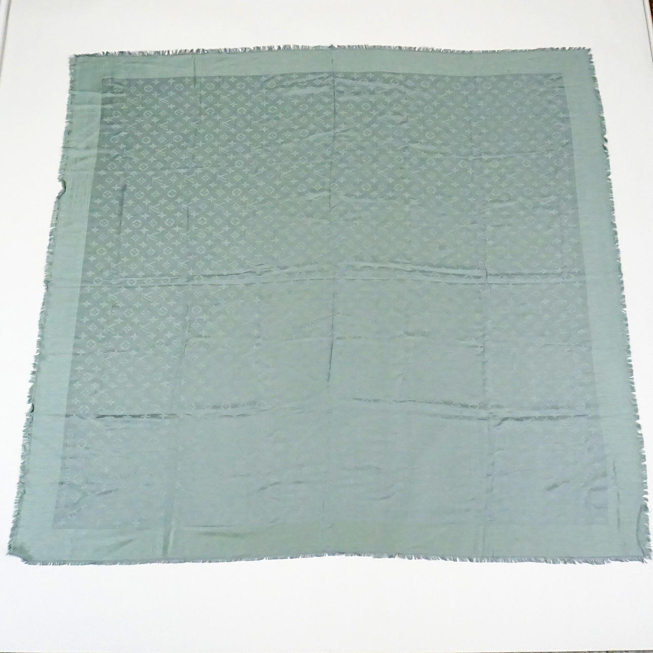 LOUIS VUITTON, Schal mit Monogrammmuster, Etikett gemarkt.