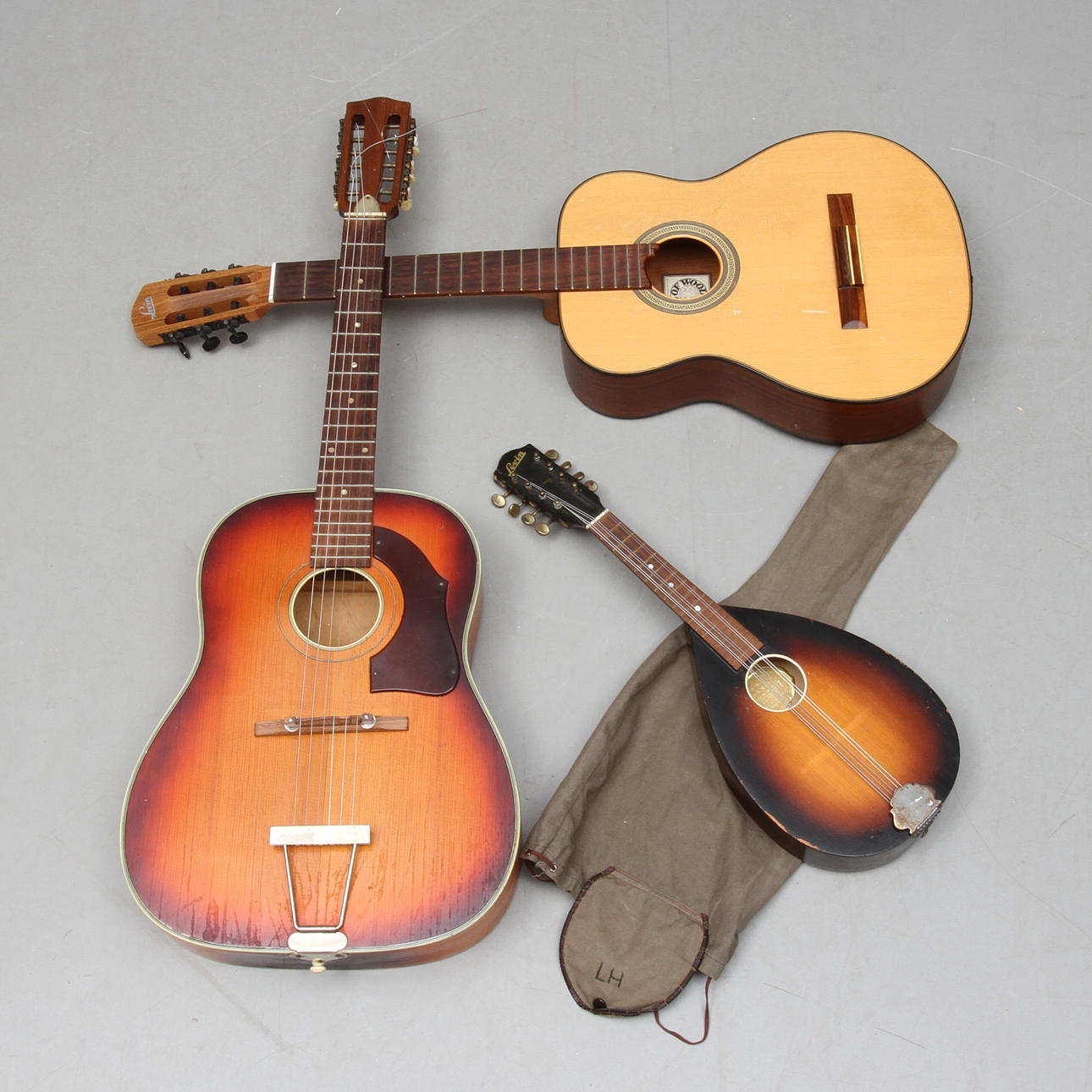 GITTARER, 2st, varav en Levin, MANDOLIN, Levin.