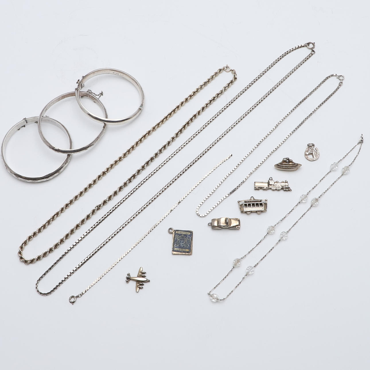 EINE MENGE SILBERSCHMUCK.