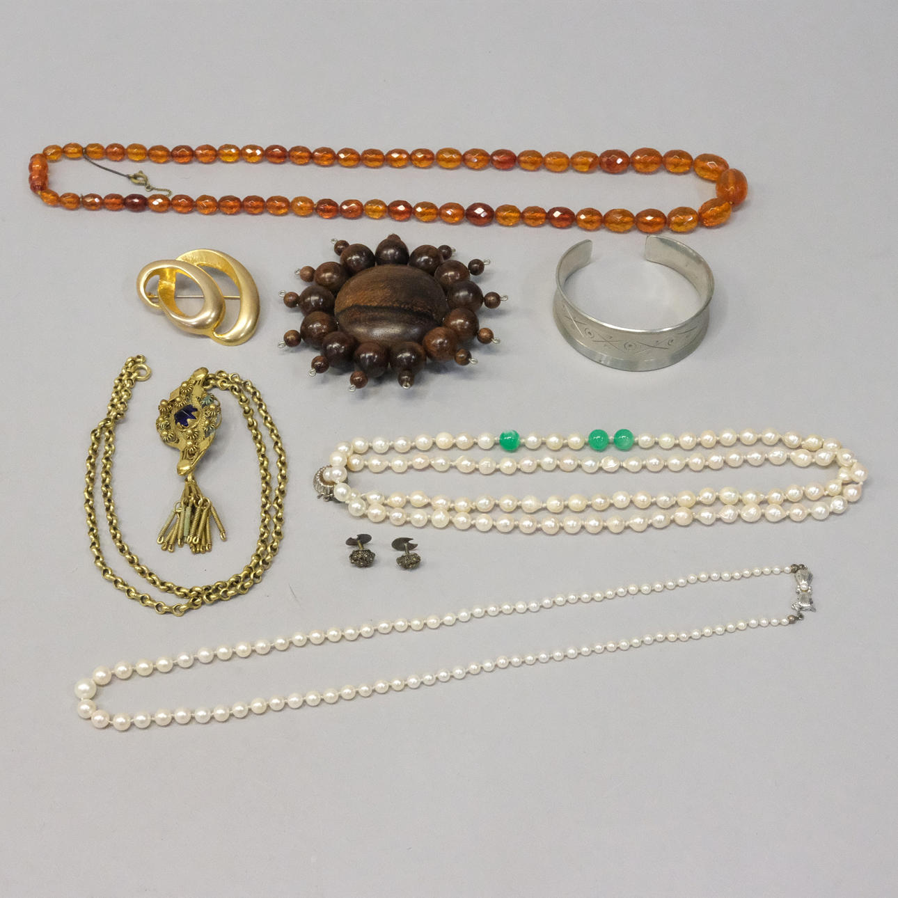 SJU DELAR BIJOUTERIER BL.A. KAIJA AARIKKA, BROSCH.