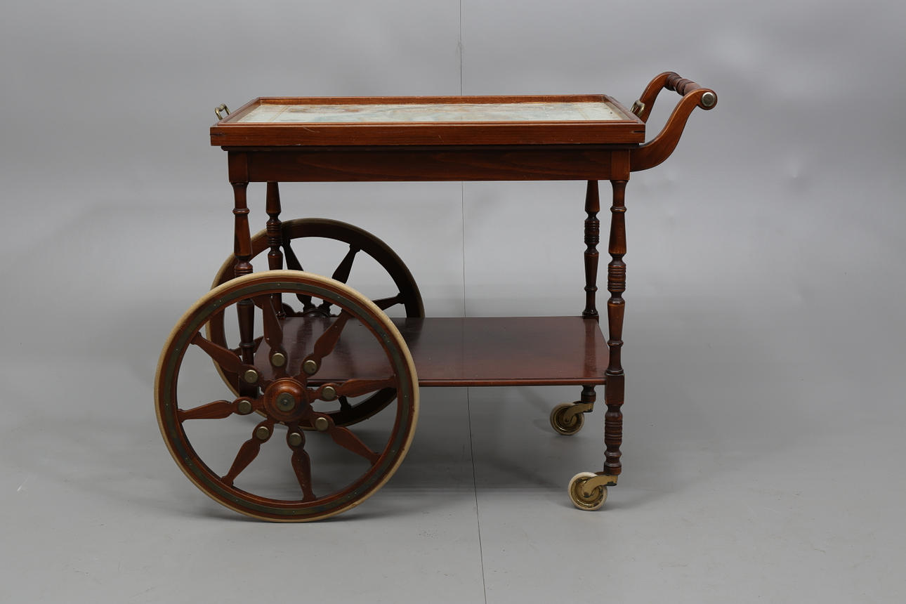 SERVERINGSVAGN, trä, bricka med karta, 1900-talets andra hälft.