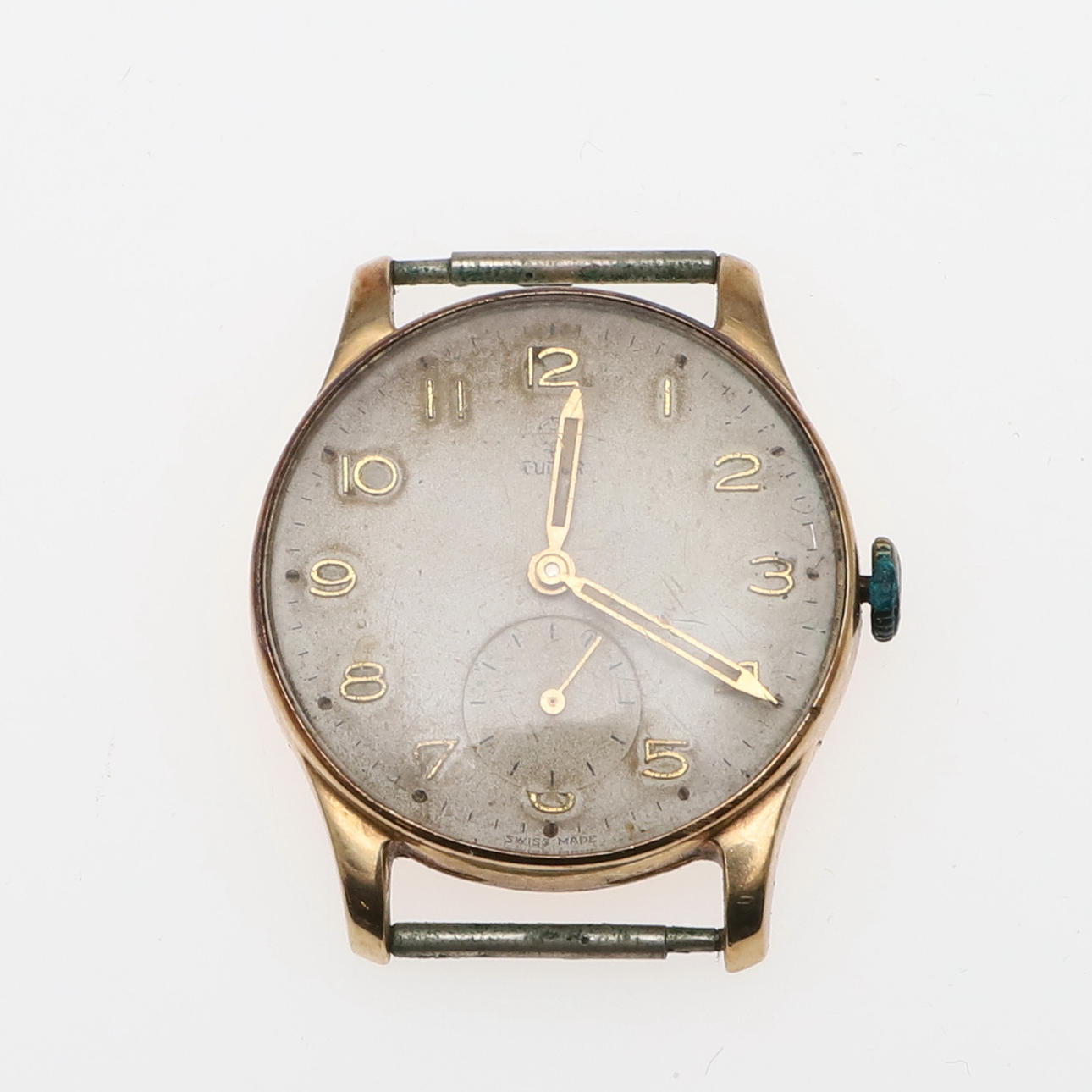 A GENTLEMANS 9CT GOLD TUDOR WRISTWATCH.