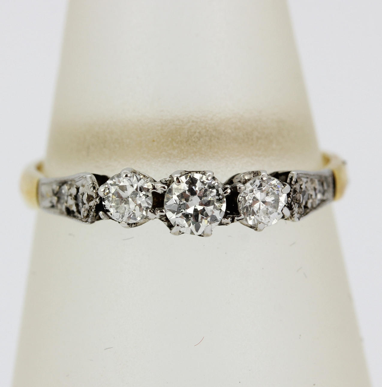 18 KARAT GULD TRE DIAMANT STEN RING.