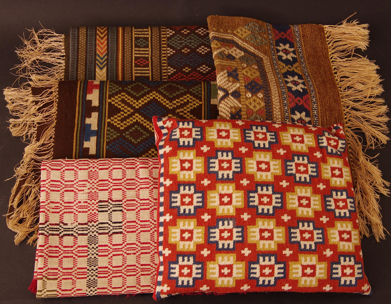 ALLMOGETEXTILIER SAMT KUDDE.