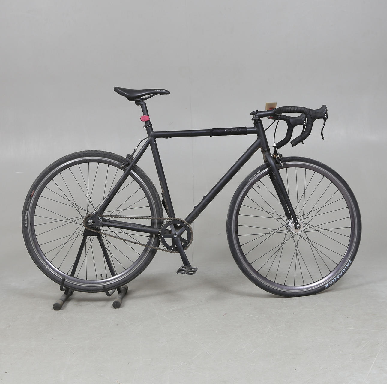 CYKEL MED BOCKSTYRE.