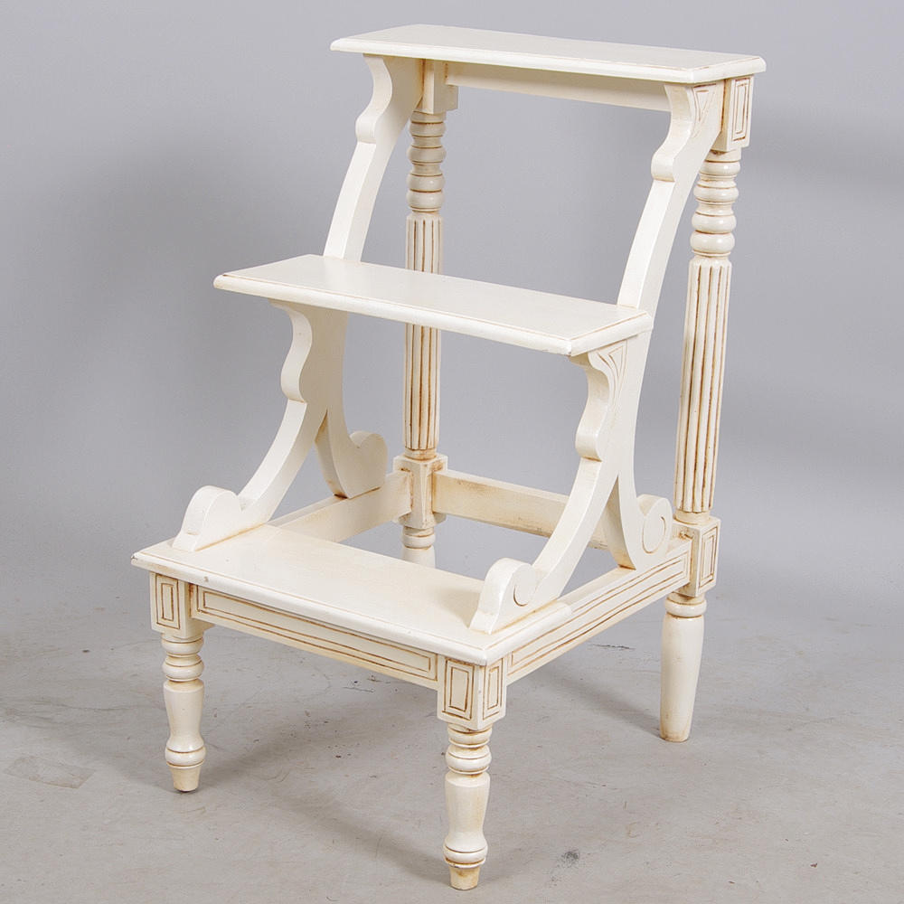 BIBLIOTEKSSTEGE, viktoriansk stil, vitmålad, samtida.