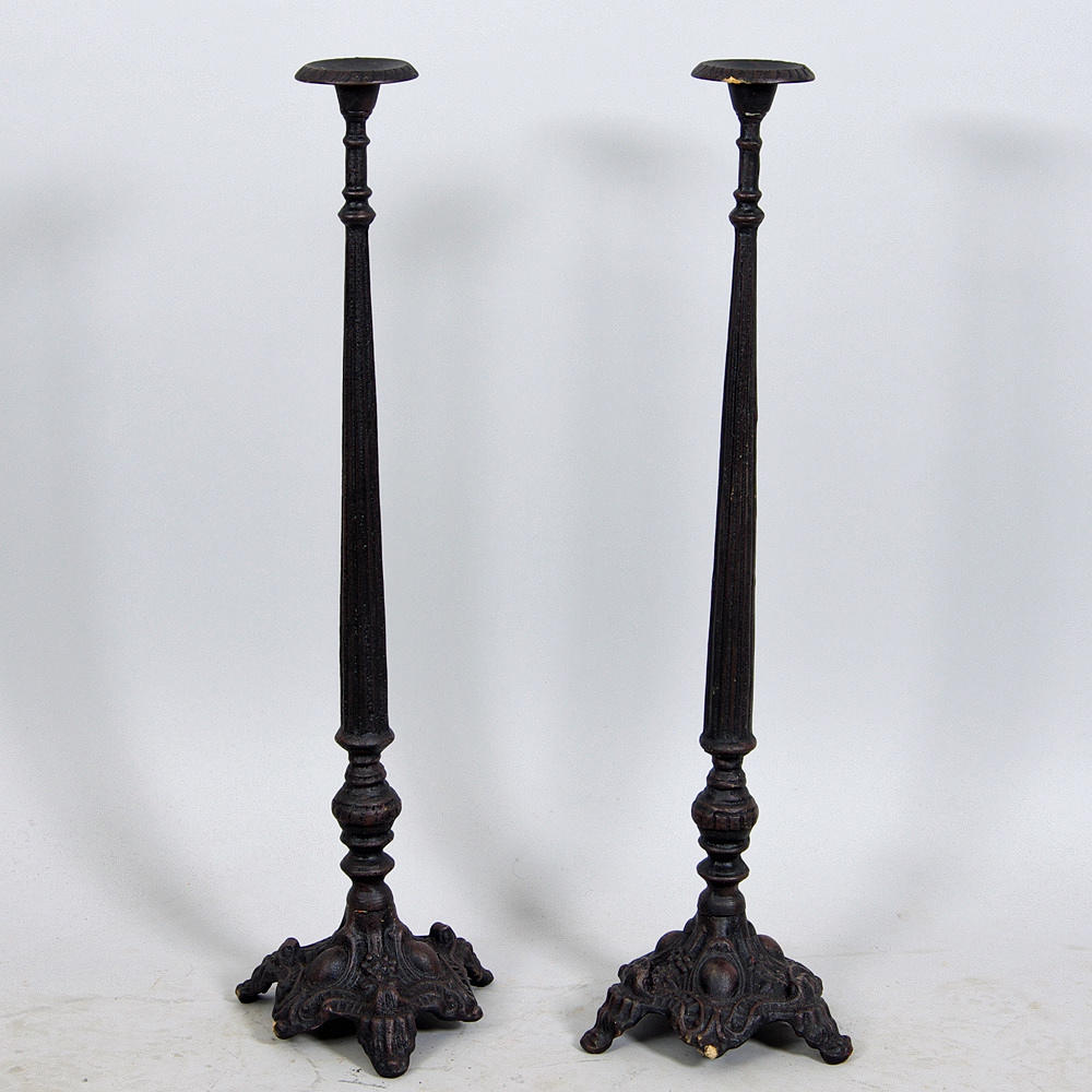 GOLVLJUSSTAKAR, 1 par, svartmålad gjutjärn, samtida.