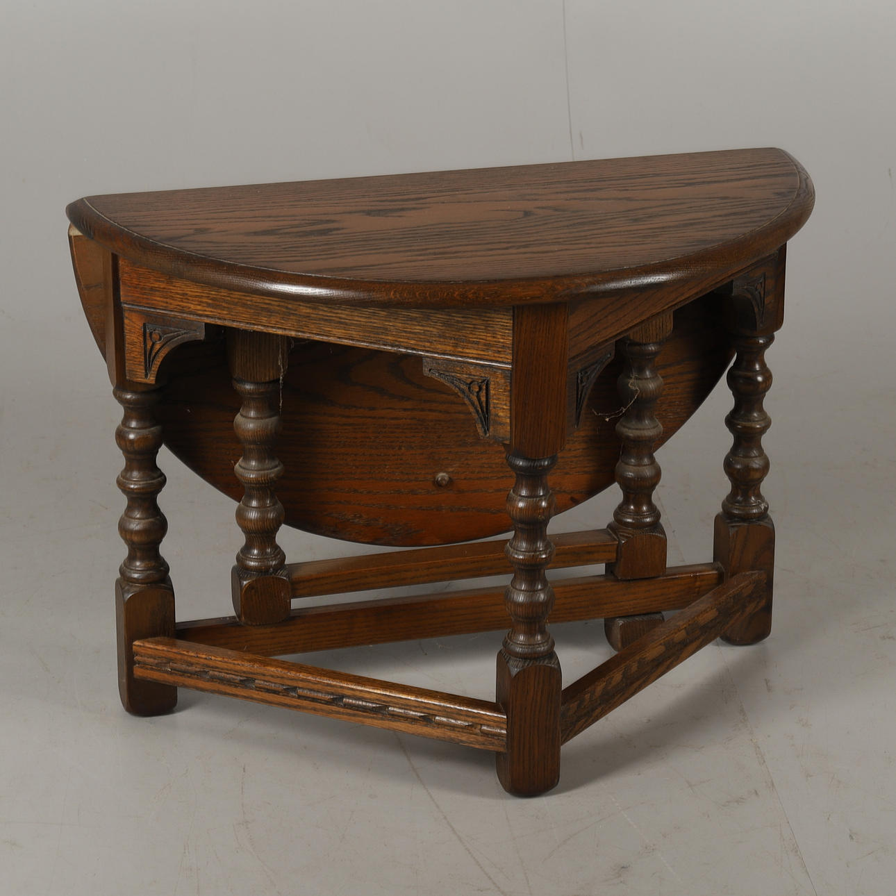 A MODERN OAK CREDENCE TABLE.